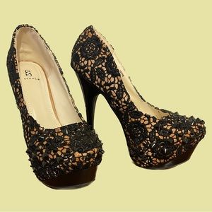 Scene
Size:8.5
Baby pink black lace stilettos with rhinestone spiked toe
6” heel